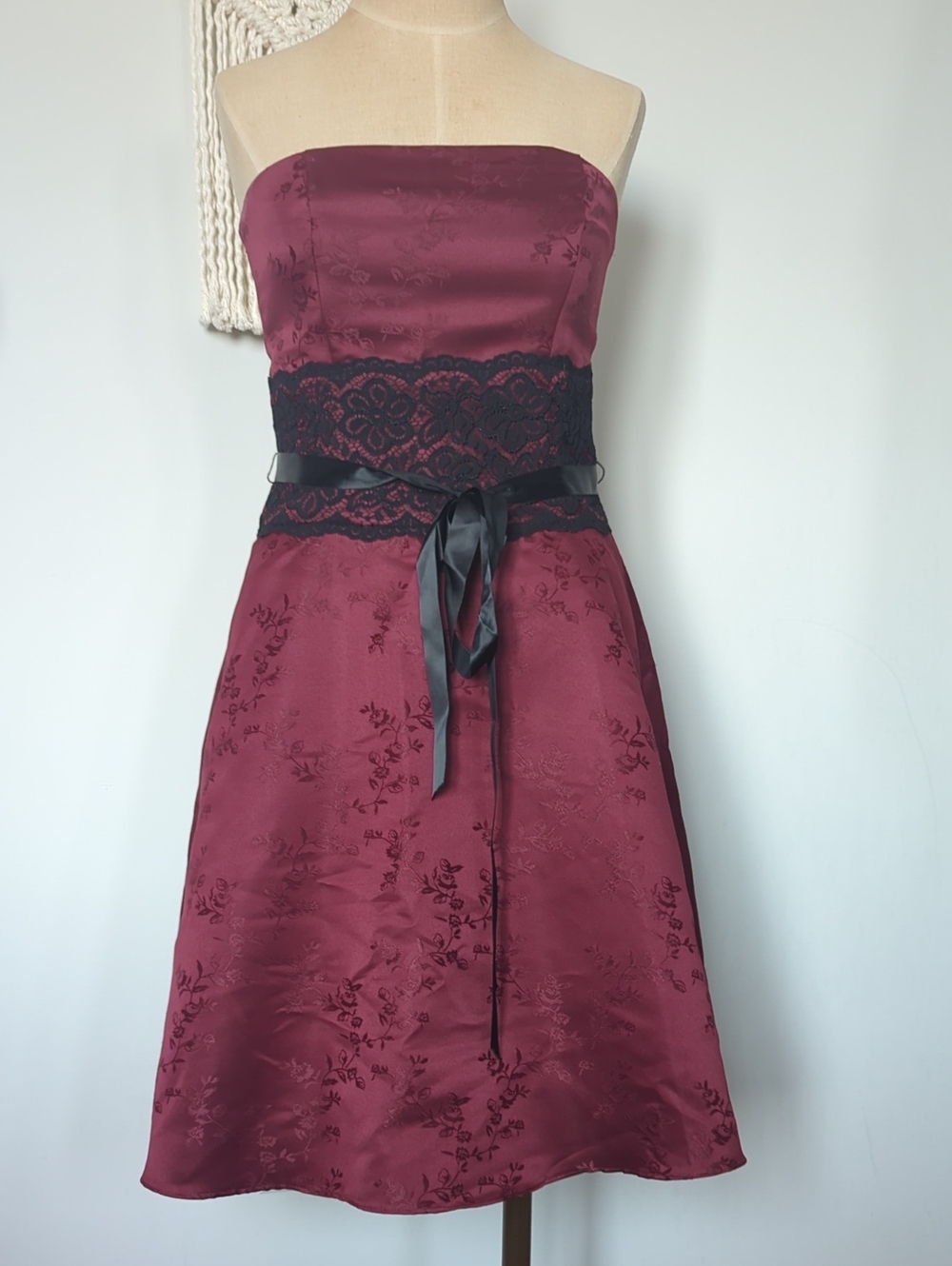 Juniors Strapless Burgundy A-Line Dress With Black Lace Waist Size 5/6